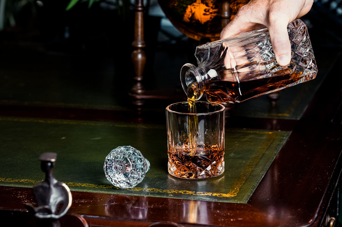 Meadow Lane - Deluxe whiskey set with 2 Glasses and decanter - 8 ice stones and ice bar - Design box